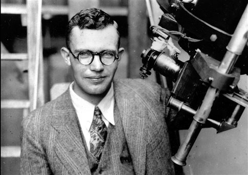 O νεαρός Κλάιντ Τόμπω δίπλα στο τηλεσκόπιο με το οποίο ανακάλυψε τον Πλούτωνα το 1930   (Φωτογραφία:  Associated Press )