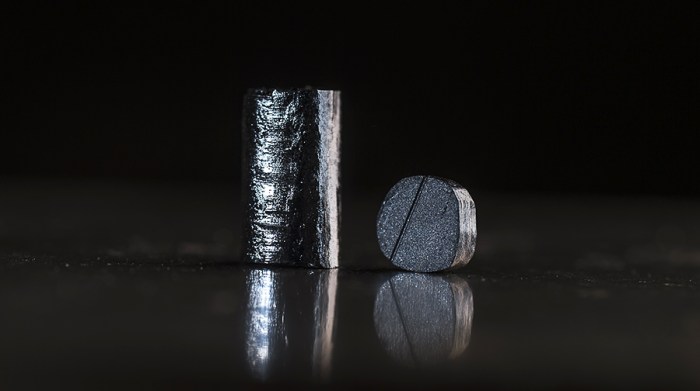 εξαβορίδιο του σαμάριου (SmB6), αυτό δρα πότε ως μονωτής σε ορισμένες μετρήσεις και πότε ως καλός αγωγός σε άλλες μετρήσεις