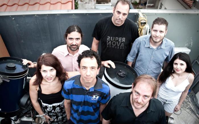 Η ομάδα από τη Θεσσαλονίκη, που πρώτη ανακάλυψε έκρηξη υπερκαινοφανούς αστέρα. Η μικρή κουκκίδα ήταν η λάμψη, το blink, στον υπολογιστή από το σουπερνόβα που εξερράγη την εποχή των δεινοσαύρων. Μόλις πριν από λίγες ημέρες το φως του έφτασε στη Γη, αφού ταξίδεψε 250 εκατομμύρια έτη φωτός.