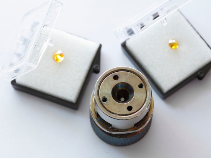 Η διάταξη με την οποία η πειραματική ομάδα του Mikhail Eremets στο ινστιτούτο Max Planck δημιουργεί εξαιρετικά υψηλές πιέσεις, αναγκαίες για την μετατροπή του υδροθείου σε υπεραγώγιμο υλικό