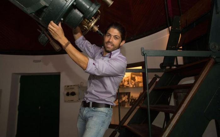 Ο αστροφυσικός Δημήτρης Τσιμπίδας χειρίζεται το τηλεσκόπιο Δωρίδη στο Εθνικό Αστεροσκοπείο, στο εσωτερικό του κτιρίου του Χάνσεν, στο Θησείο, το οποίο γίνεται σιγά σιγά γνωστό και στο εξωσχολικό κοινό χάρις σε ειδικά προγράμματα ξεναγήσεων που πραγματοποιούνται τα τελευταία χρόνια, σε μια προσπάθεια εξωστρέφειας του φορέα.