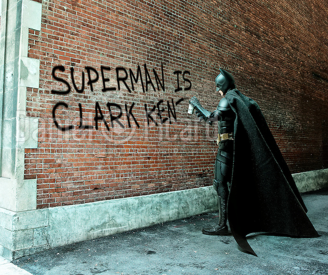  O Μπάτμαν «καρφώει» την πραγματική ταυτότητα του Σούπερμαν πάνω σε έναν τοίχο.