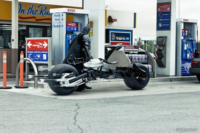 O Μπάτμαν βάζει βενζίνη στη μηχανή του