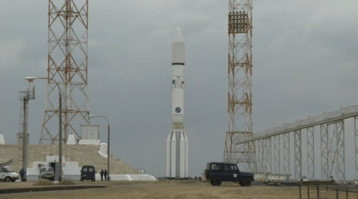 Στο κοσμοδρόμιο Baikonur ο πύραυλος  Proton είναι έτοιμος να εκτοξευθεί 