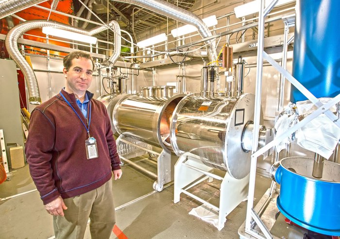 O φυσικός του Princeton Chris Tully είναι ο επικεφαλής του πειράματος PTOLEMY laboratory
