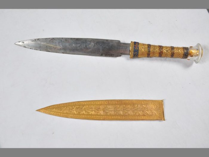 dagger-recovered-from-king-tutankhamun-mummy-800x600
