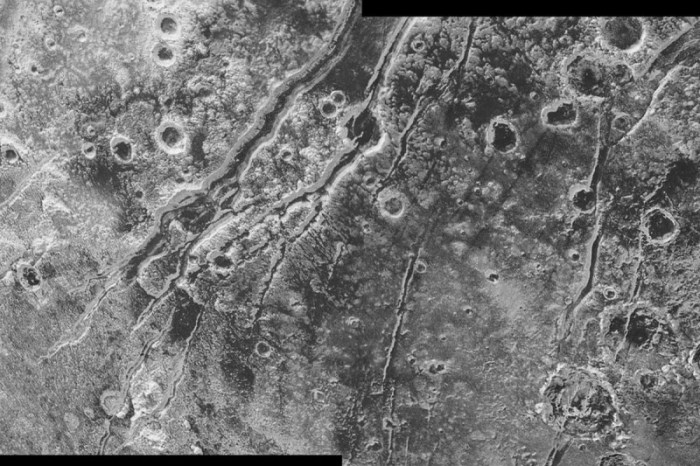 pluto_leisa_hires_crop_2015x1060-1-800x533