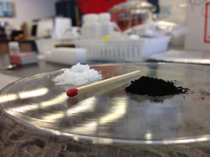 Η ναφθαλίνη καίγεται για να δημιουργηθούν νανο-σφαιρίδια άνθρακα, οι οποίες μπορούν να δράσουν ως qubits σε θερμοκρασία δωματίου. (Credit Dr Mohammad Choucair)