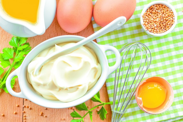 Η μαγιονέζα είναι και αυτή ένα γαλάκτωμα και ένα από τα κύρια συστατικά της είναι ένα πολύ συνηθισμένο πρόσθετο τροφίμων που ανήκει στην κατηγορία των λεγόμενων «έψιλον» συστατικών, το Ε322. Υπάρχει και στο ψυγείο σας και λέγεται λεκιθίνη ή αλλιώς κρόκος αβγού!