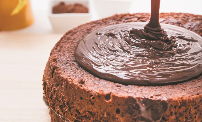 Η χημεία κυβερνά το πώς το κέικ φουσκώνει αλλά και το πώς το λαχταριστό σοκολατένιο γλάσο έχει τέλεια υφή