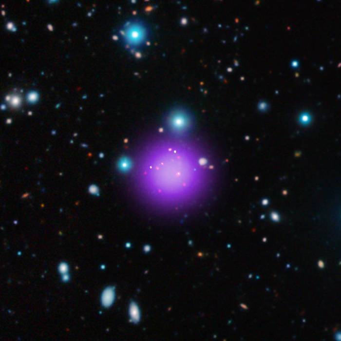 Το γαλαξιακό σμήνος CL J1001+0220 Credits: X-ray: NASA/CXC/CEA/T. Wang et al; Infrared: ESO/UltraVISTA; Radio: ESO/NAOJ/NRAO/ALMA