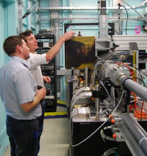 Oι David Patterson and Daryl Howard κάνουν τον τελικό έλεγχο του πειράματός τους (Photo: NGV/Australian Synchrotron)