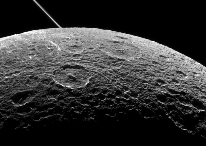 Μια άποψη του δορυφόρου του Κρόνου, Διόνη, που λήφθηκε από διαστημικό σκάφος της NASA/ESA/ASI, Cassini, κατά την διάρκεια ενός κοντινού περάσματος από τον δορυφόρο στις 16 Ιουνίου 2015. Η διαγώνιος γραμμή πάνω αριστερά είναι οι δακτύλιοι του Κρόνου (Image credit: NASA/JPL-Caltech/Space Science Institute)