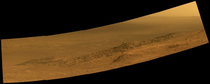 Η εικόνα από το Mars Exploration Rover Opportunity όπου φαίνεται το δυτικό χείλος του κρατήρα Endeavour