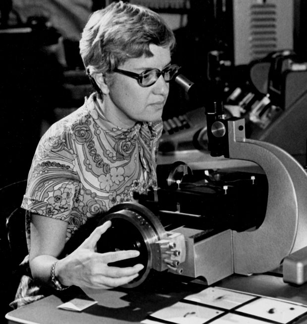 H Vera Rubin την δεκαετία του 1970 ( Photograph: Carnegie Institution/AP) 